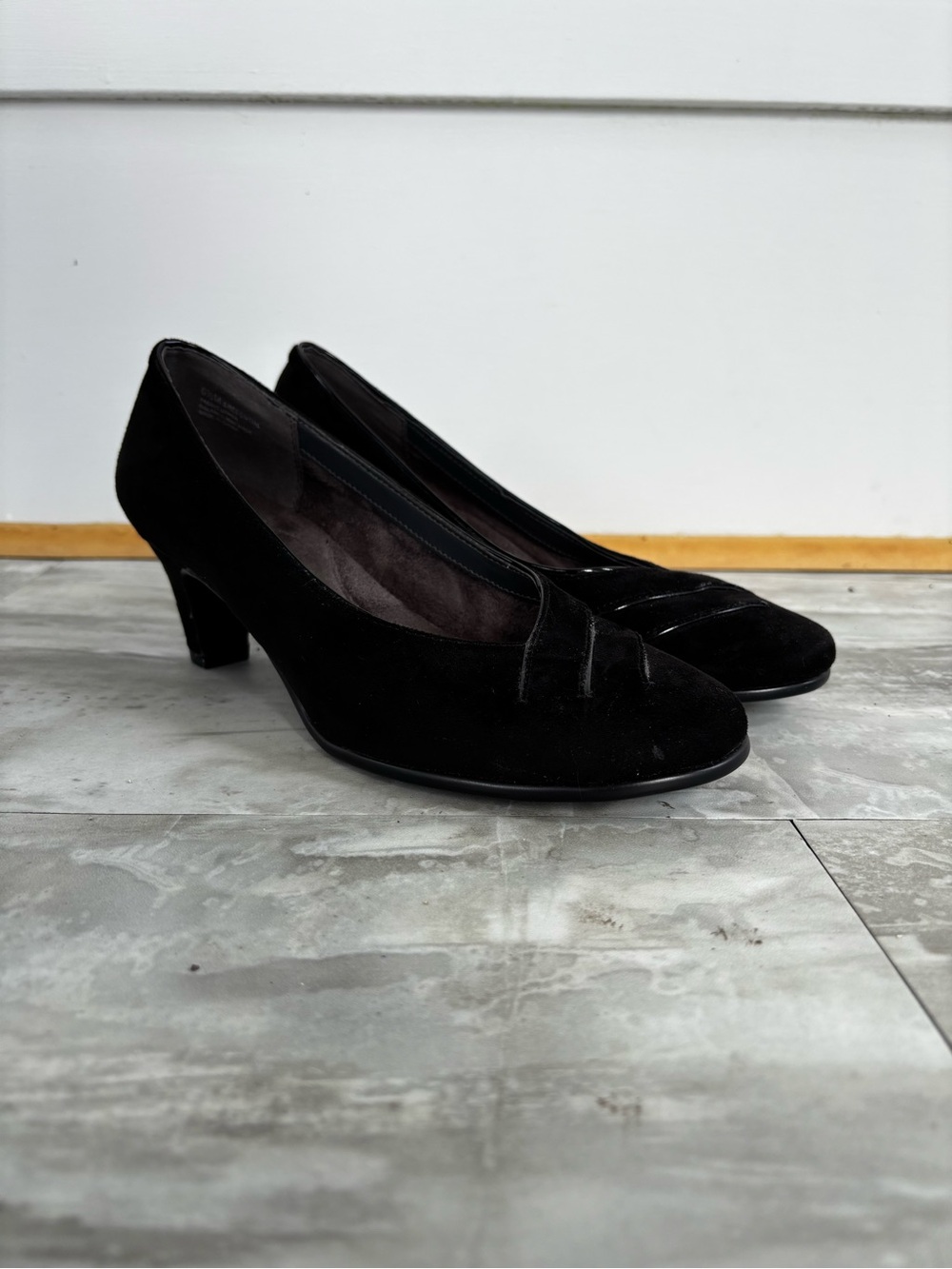 AEROSOLES Women’s 6.5 Black Suede Pump Heels Slip On Shoes Classic Timeless